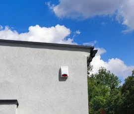 Zewnętrzny sygnalizator systemu alarmowego na elewacji