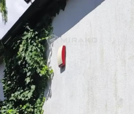 Zewnętrzny sygnalizator alarmowy zamontowany na elewacji budynku