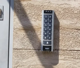 Klawiatura kontroli dostępu Satel przy drzwiach wejściowych