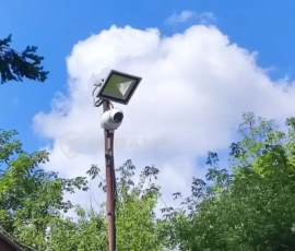 Kamera monitoringu IP zamontowana na wysokim maszcie