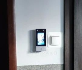 Panel Hikvision z rozpoznawaniem twarzy używany jako kontrola dostępu i interkom