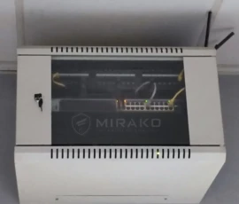 Wisząca szafa RACK z urządzeniami sieciowymi