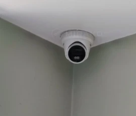 Kamera IP Hikvision zamontowana wewnątrz budynku