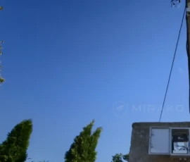 Tymczasowa instalacja monitoringu z kamerami na drewnianym słupie i zewnętrzną skrzynką techniczną