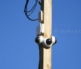 Trzy kamery Hikvision zamontowane na drewnianym słupie