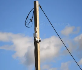 Kamery i urządzenie radiowe na słupie tymczasowej instalacji monitoringu