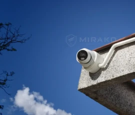 Kamera Hikvision na elewacji z przewodem prowadzonym w rurze osłonowej
