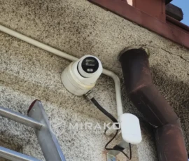 Kamera Hikvision i urządzenie radiowe zamontowane na elewacji budynku