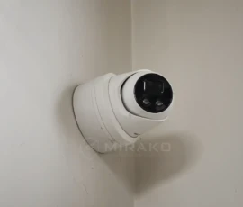 Kamera Hikvision zamontowana na ścianie wewnątrz budynku