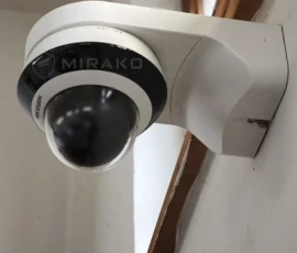 Kamera obrotowa Hikvision PTZ na uchwycie ściennym wewnątrz budynku