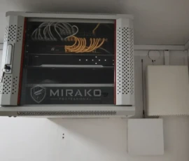 Szafa RACK oraz elementy systemu alarmowego w obiekcie usługowym