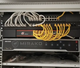 Szafa RACK z rejestratorem Hikvision, przełącznikami i patchpanelem Cat 6