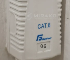 Gniazdo sieci komputerowej Cat 6 wykonane w ramach instalacji LAN