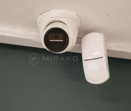 Kamera monitoringu IP i czujka ruchu systemu alarmowego