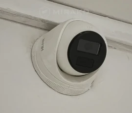 Wewnętrzna kamera IP Hikvision zamontowana pod sufitem