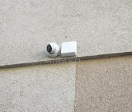 Zewnętrzna kamera IP Hikvision zamontowana na elewacji budynku