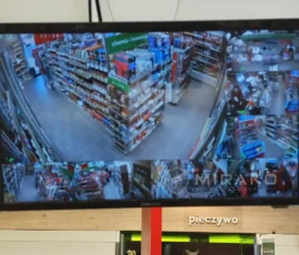 Podgląd monitoringu sklepu na monitorze nad stanowiskiem sprzedawcy