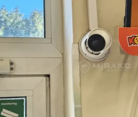Kamera monitoringu zamontowana przy wejściu do sklepu