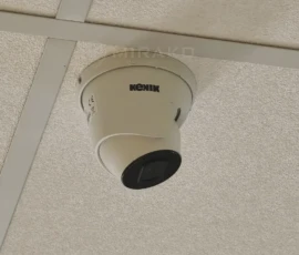 Kamera monitoringu zamontowana w suficie podwieszanym sklepu