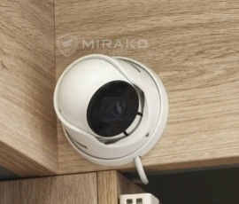 Kamera analogowa zamontowana przy narożniku zabudowy