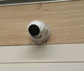 Kamera monitoringu na drewnianym elemencie wykończenia wnętrza