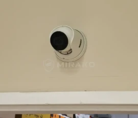 Kamera analogowa 2 MP zamontowana na ścianie sklepu