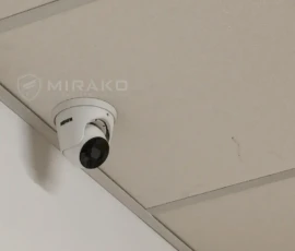 Kamera monitoringu przy narożniku ściany i sufitu podwieszanego