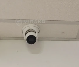 Kamera analogowa zamontowana pod sufitem sklepu