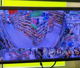 Monitor w biurze z podglądem kamer sali sprzedaży