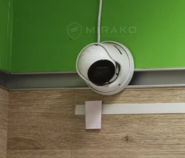 Kamera monitoringu nad drewnianą zabudową sklepu