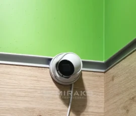 Kamera monitoringu zamontowana przy narożniku zabudowy sklepu