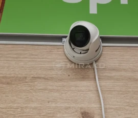 Kamera analogowa 2 MP nad regałami w sklepie Żabka