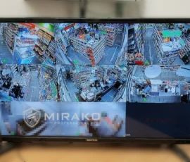 Monitor w biurze z podglądem kamer sklepu Żabka w Łodzi
